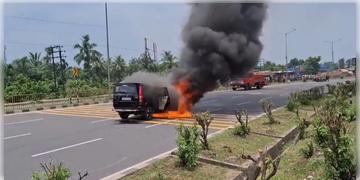 Read more about - Howrah | হাওড়ায় চলন্ত চারচাকা গাড়িতে আগুন! কোনোমতে প্রাণে বাঁচলেন যাত্রীরা