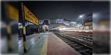 Read more about - Sodepur | সোদপুরে রেলগেট ভেঙে বিপত্তি! ব্যাহত যান চলাচল! সমস্যা হচ্ছে ট্রেন চলাচলেও!