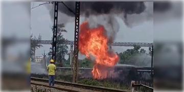 Read more about - Haldia | হলদিয়ায় পেট্রোকেমিক্যালসের পাইপলাইন বিস্ফোরণের জেরে বাতিল ট্রেন!