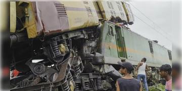 Read more about - Kanchanjunga Express | ১৫ মিনিট ব্যবধানে চলা দুটি ট্রেন কীভাবে এত কাছে এল? ঠিক কী কারণে ঘটলো কাঞ্চনজঙ্ঘা এক্সপ্রেসের দুর্ঘটনা?