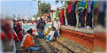 Read more about - Singur । বছরের প্রথমদিনেই ভোগান্তি যাত্রীদের, রেল অবরোধের জেরে মাঝপথ থেকেই হাওড়া ফিরল তারকেশ্বরগামী লোকাল