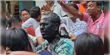 Read more about - TMC councillor | পার্টি অফিসে ডাই করে রাখা ভোটার-রেশন কার্ড! তৃণমূল কাউন্সিলরের মুখে কালো কালি মাখালেন মহিলারা