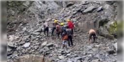 Read more about - Kedarnath | ধসের জেরে কেদারনাথ যাত্রা স্থগিত, পাথর পড়ে মৃত ১ পুণ্যার্থী!
