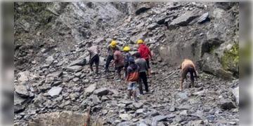 Read more about - Kedarnath | ধসের জেরে কেদারনাথ যাত্রা স্থগিত, পাথর পড়ে মৃত ১ পুণ্যার্থী!