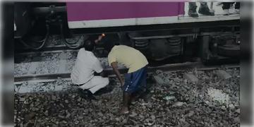Read more about - Train Fire | বিরাটি স্টেশনে ব্রেক বাইন্ডিংয়ে সমস্যা, চাকা থেকে বেরোচ্ছে ধোঁয়া, বনগাঁ লাইনে ব্যাহত ট্রেন চলাচল