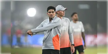 Read more about - Shubman Gill | ধোঁয়াশায় ঢেকেছে স্টেডিয়াম, খেলবেন না শুভমন! দূষণের জেরে ১ ঘন্টা পিছিয়ে গেলো ম্যাচ!