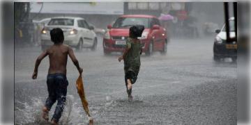 Read more about - Weather | দক্ষিণবঙ্গে তাপমাত্রা বাড়বে চার ডিগ্রি! উত্তরবঙ্গে রয়েছে ভারী বৃষ্টিপাতের পূর্বাভাস!