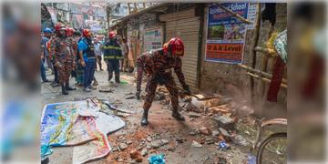 Read more about - Earthquake | সাতসকালে ভূমিকম্পে কেঁপে উঠল ঢাকা সহ বাংলাদেশের একাধিক অঞ্চল!