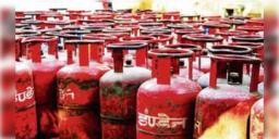 Read more about - LPG Price | প্রায় ১ হাজার টাকা বেড়ে গেল রান্নার গ্যাসের দাম! মধ্যপ্রাচ্যে যুদ্ধের জেরে ভারতেও জ্বালানির দাম বেড়ে গেল!