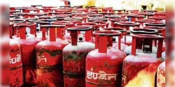 Read more about - LPG Price | প্রায় ১ হাজার টাকা বেড়ে গেল রান্নার গ্যাসের দাম! মধ্যপ্রাচ্যে যুদ্ধের জেরে ভারতেও জ্বালানির দাম বেড়ে গেল!