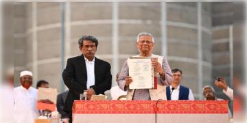 Read more about - Bangladesh | 'জুলাই সনদ স্বাক্ষর' মঞ্চে ধুন্ধুমার, ইউনূসের সামনেই পুলিশের গাড়ি লক্ষ্য করে ইঁটবৃষ্টি ‘জুলাই যোদ্ধা’দের