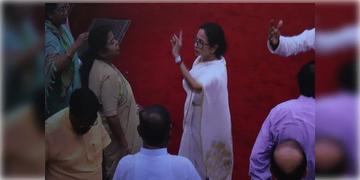 Read more about - Mamata Banerjee | বিধানসভায় তুমুল অশান্তি, ওয়েলে নেমে নিজের দলের বিধায়কদের শান্ত করলেন মুখ্যমন্ত্রী মমতা