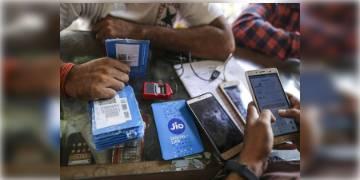 Read more about - Reliance Jio-র অনবদ্য প্ল্যান, 500GB পর্যন্ত ডেটা রোলওভার এবং 300GB ইন্টারনেট