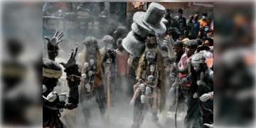 Read more about - Masan Holi | বারাণসীর এখানে হোলি খেলা হয় চিতাভস্ম দিয়ে! কৃষ্ণ নয়, এই হোলির ঐতিহ্য এসেছে দেবাদিদেব মহাদেবের কাহিনি থেকে!