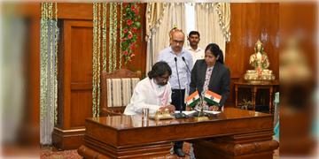 Read more about - Hemant Soren । জেল থেকে মুক্তি পাওয়ার ৮ দিনের মাথায় ঝাড়খণ্ডের মুখ্যমন্ত্রী হিসেবে শপথ নিলেন হেমন্ত সোরেন!