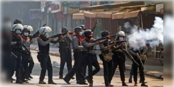 Read more about - মায়ানমারে সেনা বিরোধী জনতার বিক্ষোভে হত ১৮ জন, আহত হয়েছেন কমপক্ষে ৩০ জন