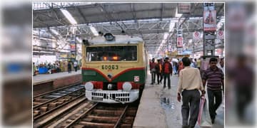Read more about - Train Cancel |  শনি-রবি মিলিয়ে সাত ঘণ্টা বন্ধ ট্রেন চলাচল শিয়ালদহ ডিভিশনে! বাতিল প্রায় ৩০টি লোকাল ট্রেন!