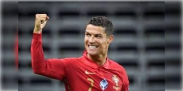 Read more about - দলবদল নিয়ে সব জল্পনায় জল ঢাললেন রোনাল্ডো, লম্বা পোস্টে কি লিখলেন CR7
