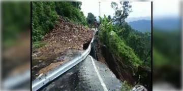 Read more about - টানা বৃষ্টির ফলে কার্শিয়ঙে ধস, সড়ক পথে যোগাযোগ বিচ্ছিন্ন দার্জিলিং-শিলিগুড়ির