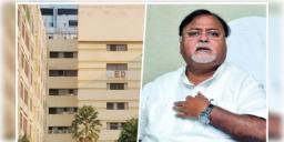 Read more about - Partha Chatterjee | রেশন দুর্নীতিতে তোলপাড় বঙ্গে, সাতসকালে পার্থ চট্টোপাধ্যায়ের বাড়ি তল্লাশি ইডির