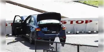 Read more about - গাড়ির ধাক্কায় আমেরিকার ক্যাপিটলে নিহত পুলিশ, চলে গুলিবর্ষণও