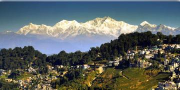 Read more about - Offbeat Places Near Darjeeling | পাইন সারির মাঝে মেঘের কোলে দেখুন কাঞ্চনজঙ্ঘার পাঁচ শৃঙ্গ! এবার শীতে ঘুরে আসুন লেপচাজগতে!