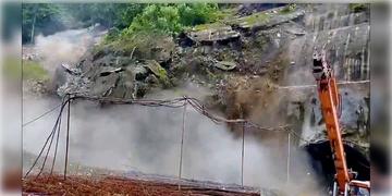 Read more about - Sivok Rangpo Tunnel | ভারী বৃষ্টিপাতে ধসে পড়লো সেবক-রংপো রেল প্রকল্পের সুড়ঙ্গের দেওয়াল!