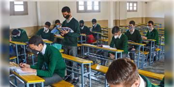 Read more about - জম্মু-কাশ্মীরে নির্দেশ অনুযায়ী সাদা-ধূসর রঙের হতে হবে বিদ্যালয় ভবন, সাইনবোর্ডে থাকতে হবে তেরঙ্গা