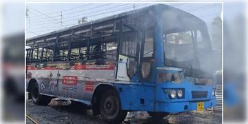 Read more about - Maynaguri | সাত সকালে যাত্রিবাহী সরকারি বাসে অগ্নিকান্ড! অসুস্থ্য হয়ে হাসপাতালে ভর্তি  বেশ কয়েকজন যাত্রী!