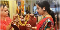 Read more about - Gold Rate Today । ছুটির দিনে বাড়লো সোনার দাম, মধ্যবিত্তের নাগালের বাইরে যাচ্ছে হলুদ ধাতুর দর