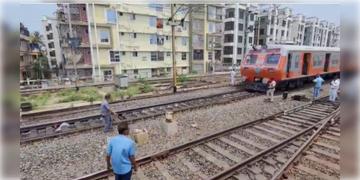 Read more about - Bangaon Local Derailed | দমদমে লাইনচ্যুত শিয়ালদহগামী বনগাঁ লোকাল ট্রেন! লাইনচ্যুত ১২ নম্বর কামরার চারটি চাকা!
