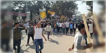 Read more about - Bangladesh | মন্ত্রীর বাড়িতে হামলা করতে গিয়ে স্থানীয়দের কাছে মার খেল ‘বিপ্লবী’ ছাত্ররা! হাসপাতালে ভর্তি ১৫