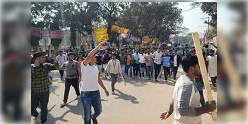 Read more about - Bangladesh | মন্ত্রীর বাড়িতে হামলা করতে গিয়ে স্থানীয়দের কাছে মার খেল ‘বিপ্লবী’ ছাত্ররা! হাসপাতালে ভর্তি ১৫