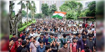 Read more about - Junior Doctor Strike | কর্মবিরতি প্রত্যাহার! জারি থাকবে আন্দোলন, দাবি না মেটা পর্যন্ত আমরণ অনশন জুনিয়র ডাক্তারদের