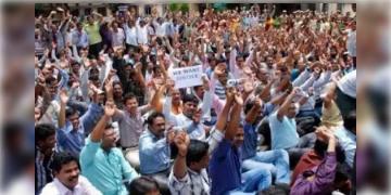Read more about - SSC Protest | আগামী সোমবার পর্যন্ত ডেডলাইন দিয়ে আরও বৃহত্তর আন্দোলনের হুঁশিয়ারি দিলেন চাকরিহারা শিক্ষক-শিক্ষিকারা!