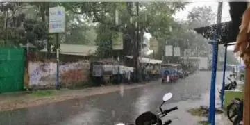 Read more about - ফাল্গুনের সকালে বৃষ্টিস্নাত হল রাজ্যের দুই জেলা, আগামী ২৪ ঘণ্টা আংশিক মেঘলা আকাশ