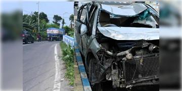 Read more about - Kolkata Road Accident । শহরে ফের দুর্ঘটনার কবলে পুলকার, ট্রলারের সাথে সংঘর্ষে জখম চালক ও  স্কুল পড়ুয়া