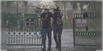 Read more about - দক্ষিণবঙ্গের একাধিক জেলায় ভারী বৃষ্টিপাত, নিম্নচাপের জেরে হতে পারে ঝোড়ো হাওয়া