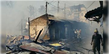 Read more about - Madhyamgram Fire | ভরদুপুরে পুড়ে খাক মধ্যমগ্রামে ব্রিজ সংলগ্ন বহু দোকান! মৃত ১, ধ্বংসস্তূপে চলছে মানুষের খোঁজ