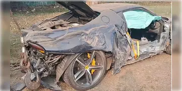 Read more about - Kolkata Accident | কাকভোরে সাফাইকর্মীদের সজোরে ধাক্কা ফেরারির, গুরুতর আহত চালক সহ ৪