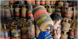 Read more about - LPG price | একধাক্কায় বাড়লো বাণিজ্যিক গ্যাসের দাম, স্বস্তিতে গেরস্থের রান্নাঘর!