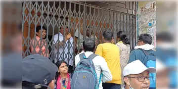 Read more about - SSC Teachers Protest | জেলায় জেলায় DI অফিসের সামনে চাকরিহারা শিক্ষক-শিক্ষাকর্মীদের বিক্ষোভে উত্তপ্ত পরিস্থিতি!!