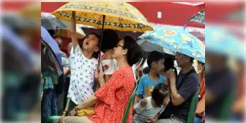 Read more about - পশ্চিমাঞ্চলে বৃষ্টির পূর্বাভাস, আপাতত গরম কলকাতায় জানিয়েছে আলিপুর আবহাওয়া দফতর