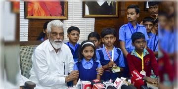 Read more about - Maharashtra | প্রথম শ্রেণি থেকেই সেনা প্রশিক্ষণ, শিশুদের মধ্যে দেশ প্রেমের বীজ বপন করতে বড় পদক্ষেপ!