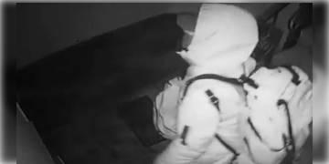 Read more about - পিপিই কিট পরে প্রায় ২৫ কেজি সোনা নিয়ে ভাগল চোর, এই চোরের অভিযান চমকে দিয়েছে নেটিজেনদের