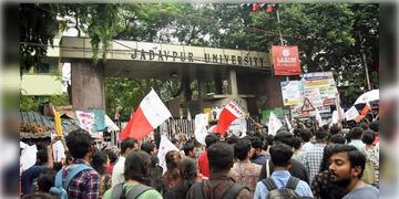 Read more about - Jadavpur University clash | যাদবপুরের অশান্তির ঘটনায় শুক্রেই ৩ সদস্যের তদন্ত কমিটি গঠন বিশ্ববিদ্যালয় কতৃপক্ষের!