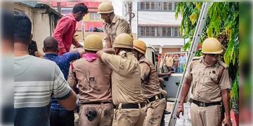 Read more about - Tarapith Fire Tragedy | আগুন ছড়ালেও বাজেনি ফায়ার অ্যালার্ম! ফায়ার এগজ়িট গেটে ঝুলছিল তালা! তারাপীঠে অগ্নিকাণ্ডের ঘটনায় ধোঁয়াশা