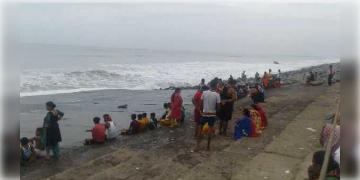 Read more about - প্রবল জলোচ্ছ্বাসের পূর্বাভাসে ত্রস্ত বাংলার উপকূল, ষাঁড়াষাঁড়ির কোটালে জারি লাল সতর্কতা