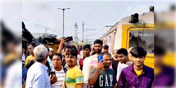 Read more about - Train Blockade | ফের ডায়মন্ড হারবার-শিয়ালদহ লাইনে রেল অবরোধ, ভোগান্তি নিত্যযাত্রীদের