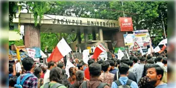 Read more about - JU Ragging | যাদবপুর বিশ্ববিদ্যালয়ে র‌্যাগিংয়ের জেরে যেখানে ছাত্রের মৃৃত্যু হয়, সেখানেই মামলার টাকা তুলতে বৈঠক করল 'অভিযুক্ত'রা